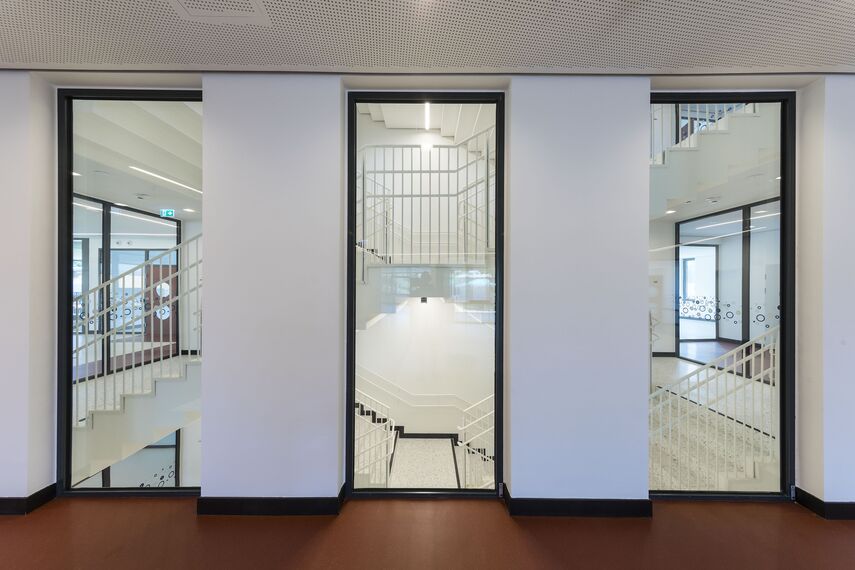 thermfix vario Fassaden, fuego light Fenster, presto 50 Türen and unico Türen - Olly-Schwarz-Schule in Wien located in Wien, Österreich