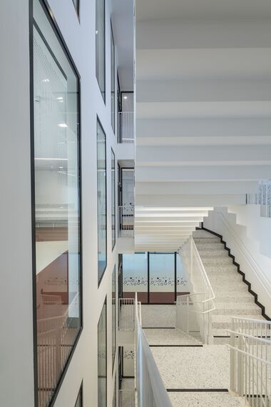 thermfix vario Fassaden, fuego light Fenster, presto 50 Türen and unico Türen - Olly-Schwarz-Schule in Wien located in Wien, Österreich