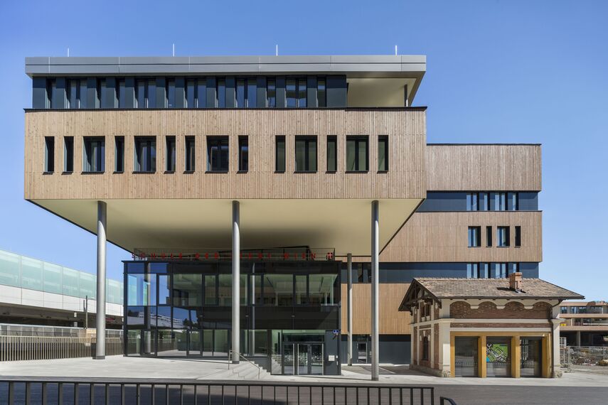 thermfix vario Fassaden, fuego light Fenster, presto 50 Türen and unico Türen - Olly-Schwarz-Schule in Wien located in Wien, Österreich