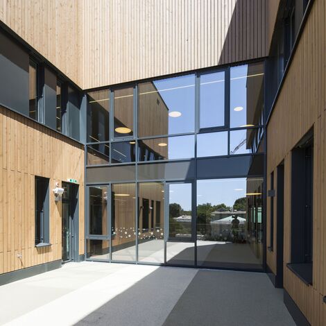 thermfix vario Fassaden, fuego light Fenster, presto 50 Türen and unico Türen - Olly-Schwarz-Schule in Wien located in Wien, Österreich